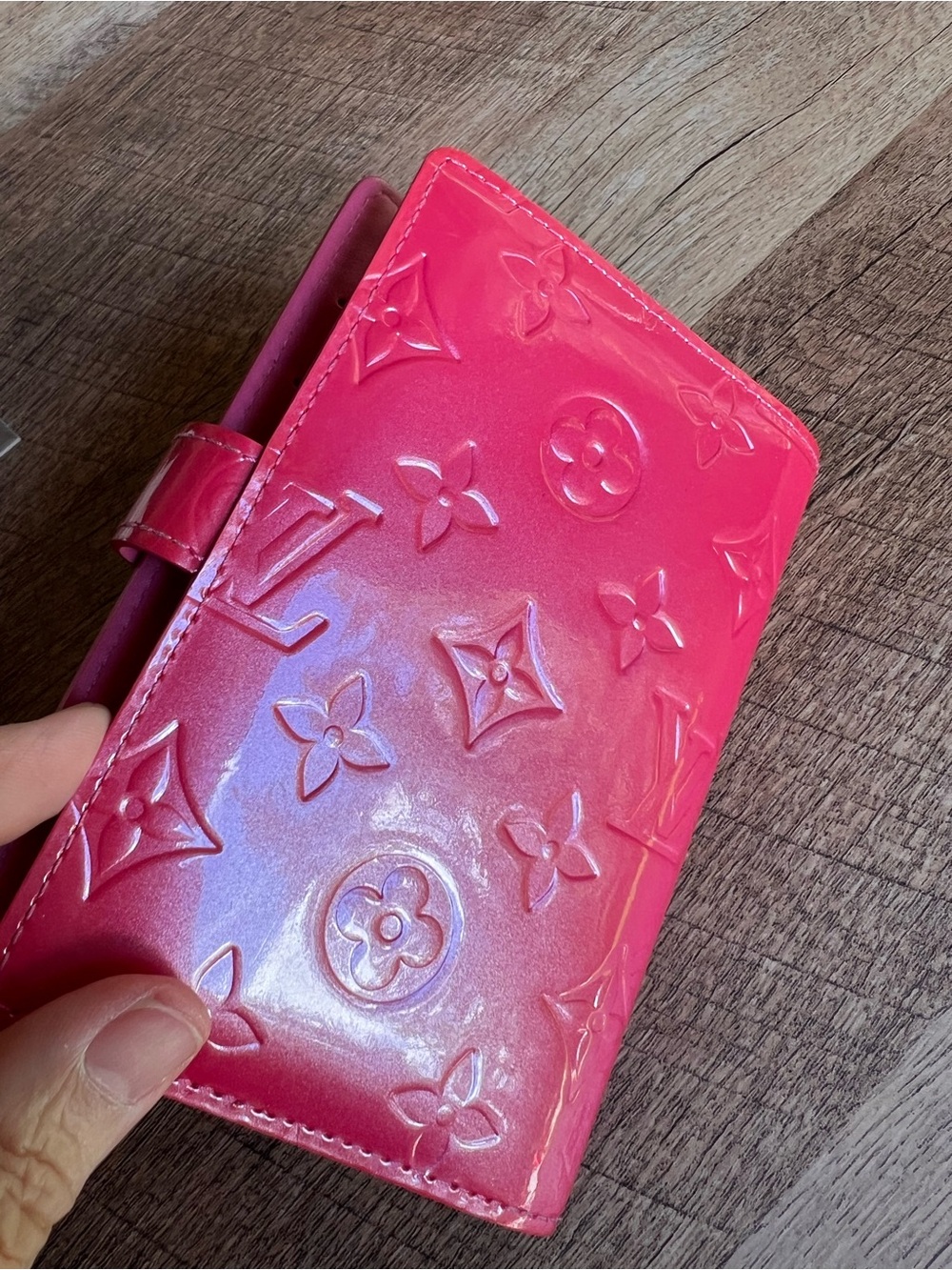 Louis Vuitton Vernis Monogram Small Agenda Cover in Shiny Rose Pop Hot Pink - Picture 4 of 10